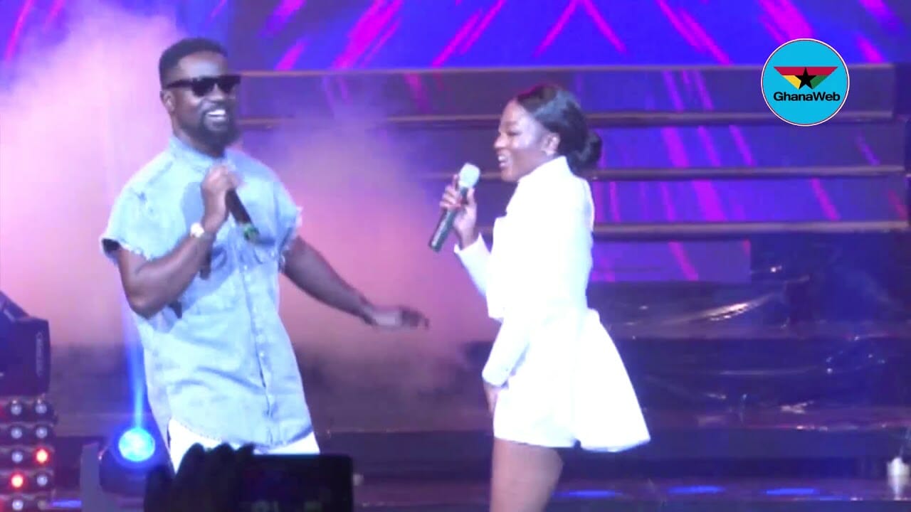 Watch : Efya Performs With Sarkodie At Girl Talk Concert
