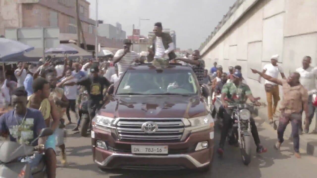 Watch : Shatta Wale storms Accra city