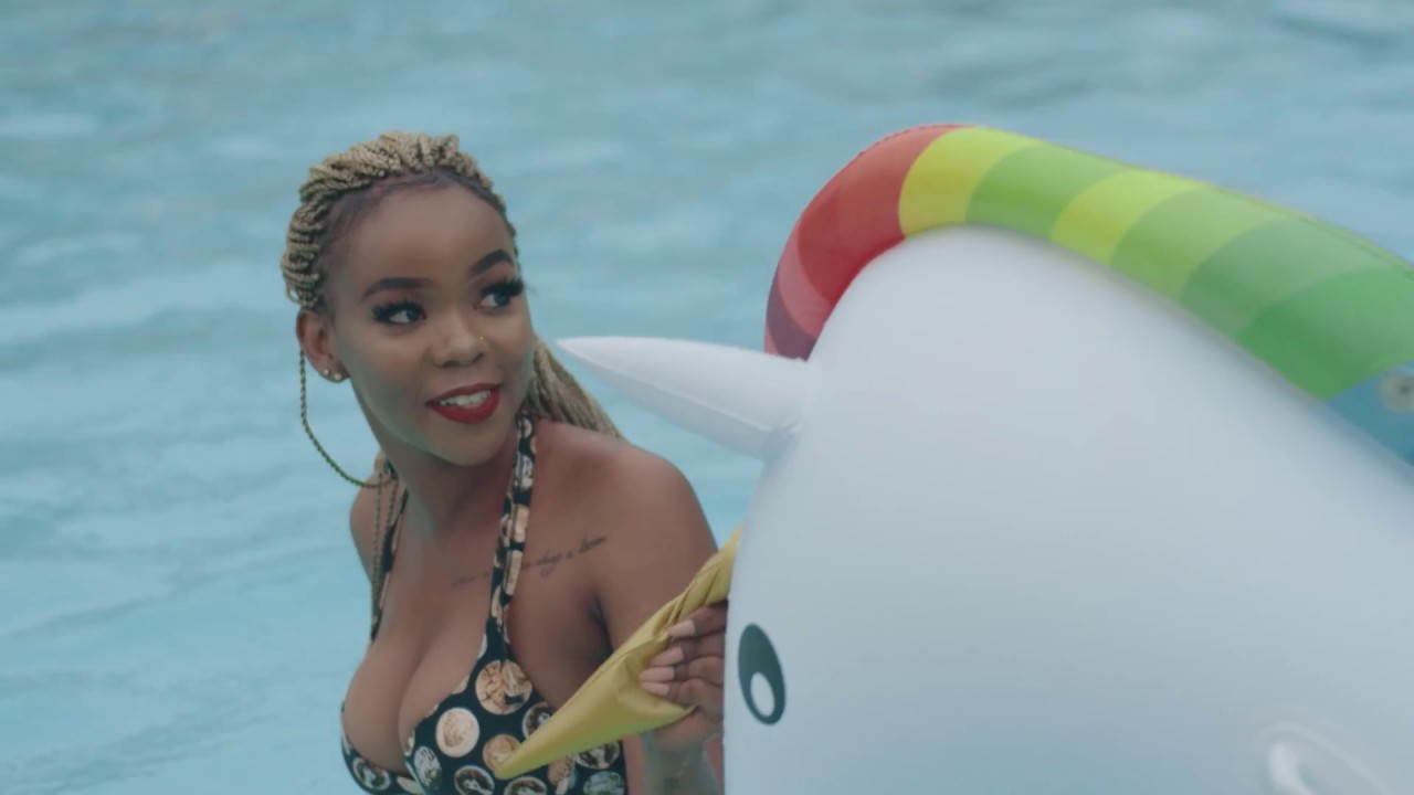 R2Bees – We De Vibe (Official Video)