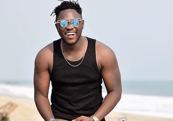 Video of Medikal sleeping on live TV pops up